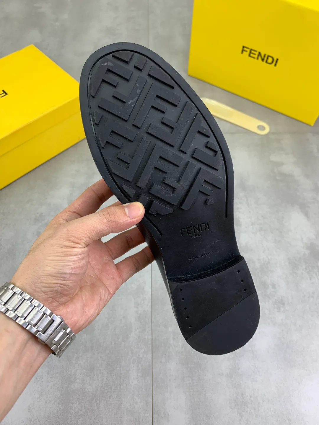 ​Men's shoes 💰P480💰[New model] Water dyed cowhide 🆘 The latest FENDI (Fendi) new casual leather shoes 🕶️🕶️Simple routing effect, showing an elegant and cool driving shoe 🎬Made of Italian 🇮🇹 imported calfskin + first-layer water-dyed cowhide lining🐂Excellent material🎬Detailed workmanship 🤗Comfortable foot feel➰➰. ​Pair it with any outfit to show your taste and temperament, low-key luxury ♻️Design ​simple and elegant ​noble and fashionable 🍃​Very loved and favored by trendy men 💓❤️Size: 38-44 2⃣️colors available